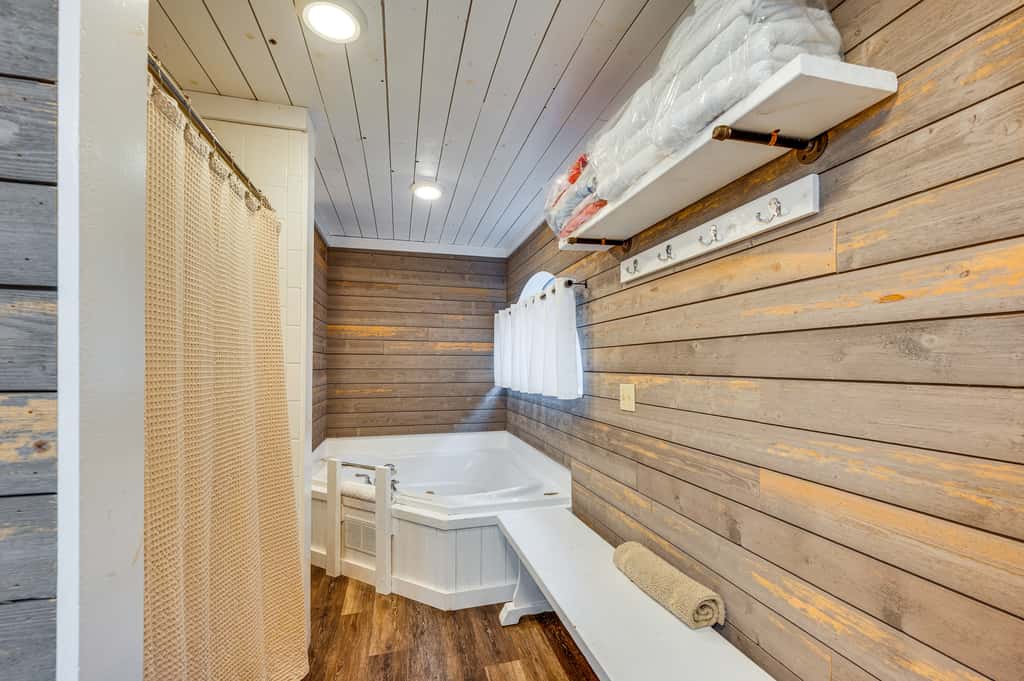 White Mountains Home w/ Hot Tub - Walk to Town!