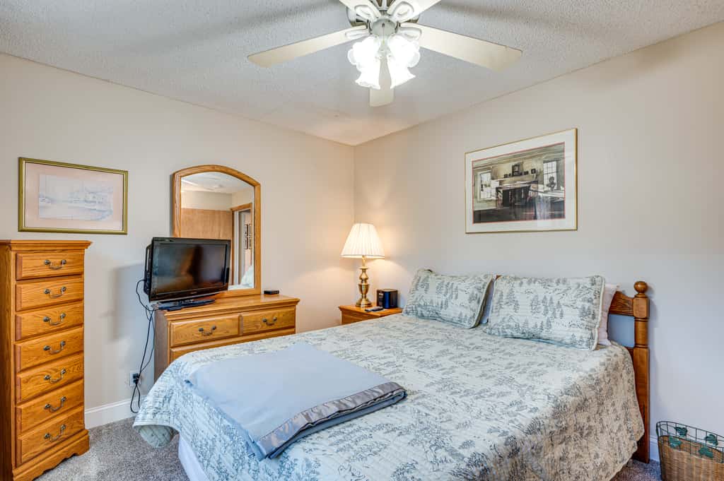 White Mountains Home w/ Hot Tub - Walk to Town!