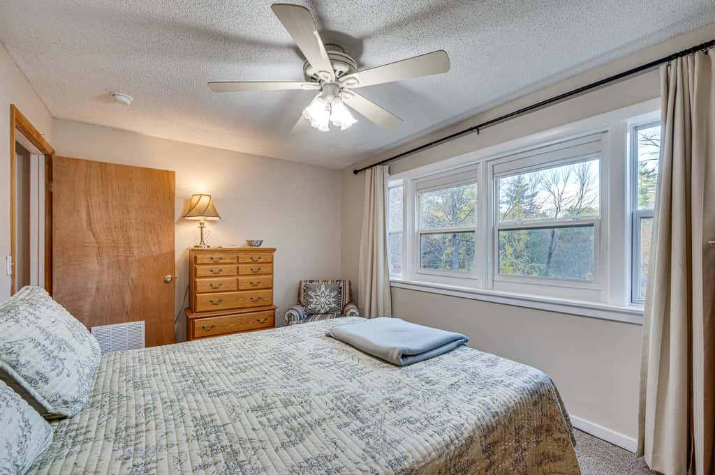 White Mountains Home w/ Hot Tub - Walk to Town!