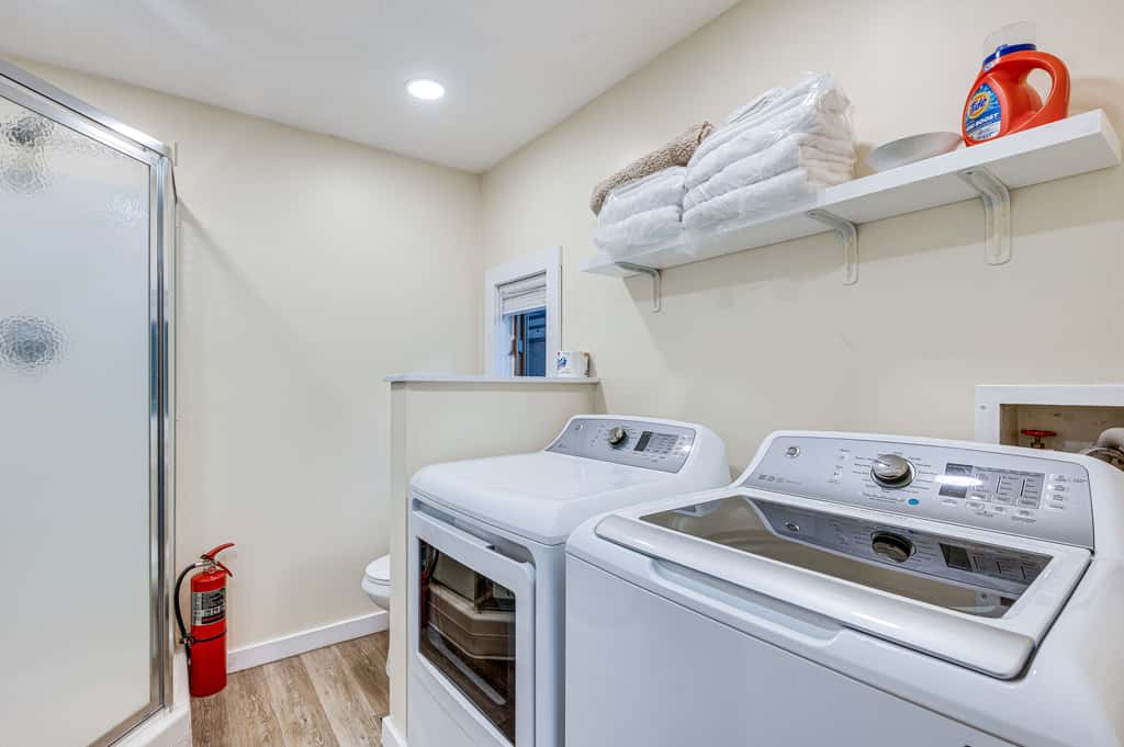 White Mountains Home w/ Hot Tub - Walk to Town!