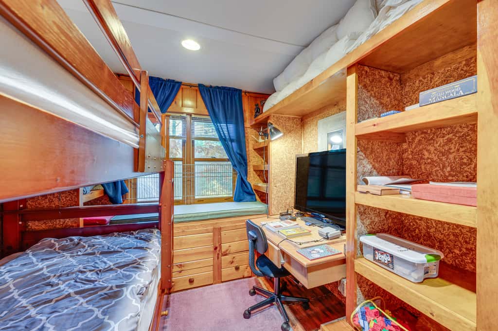 White Mountains Home w/ Hot Tub - Walk to Town!