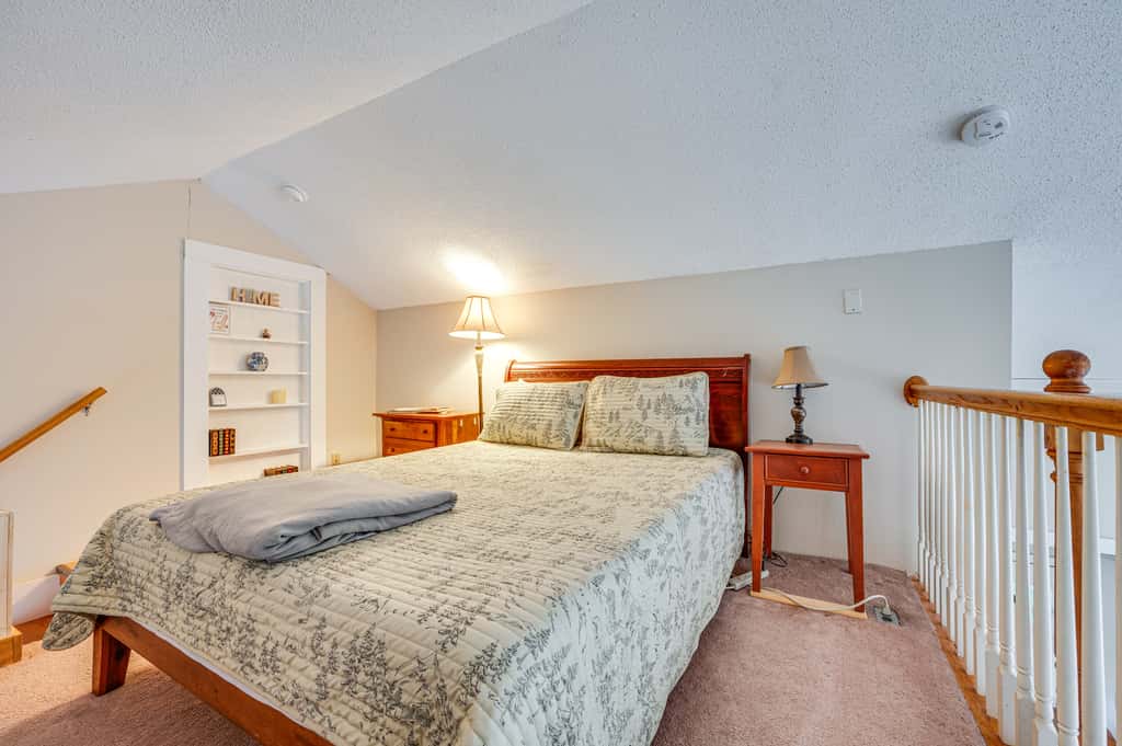 White Mountains Home w/ Hot Tub - Walk to Town!
