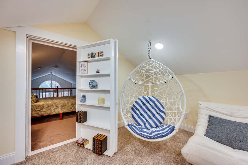 White Mountains Home w/ Hot Tub - Walk to Town!