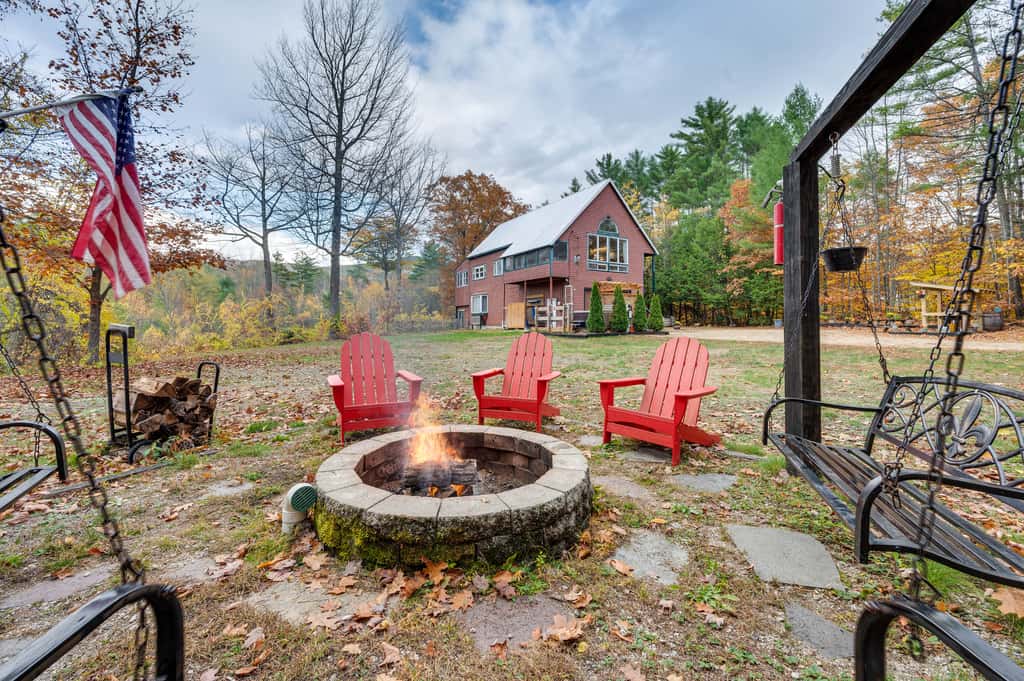 White Mountains Home w/ Hot Tub - Walk to Town!