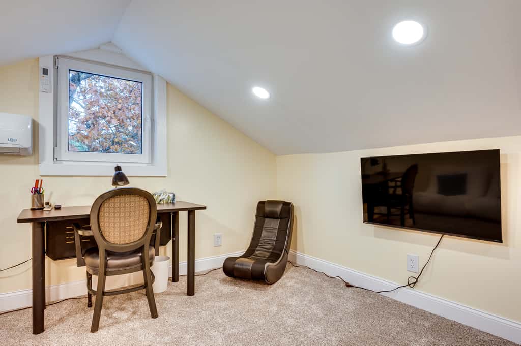 White Mountains Home w/ Hot Tub - Walk to Town!