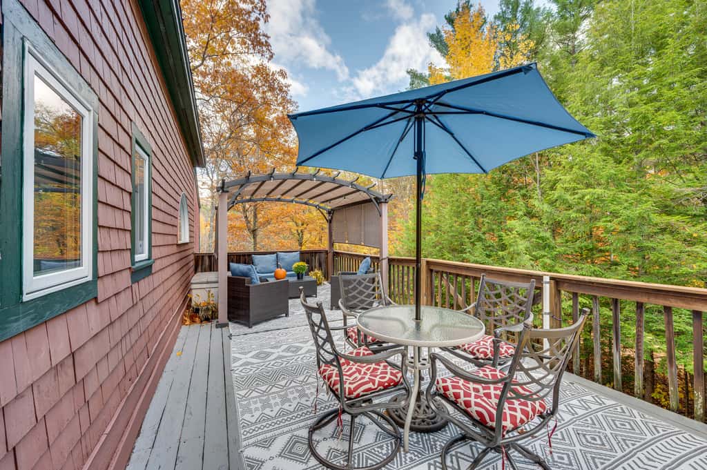 White Mountains Home w/ Hot Tub - Walk to Town!