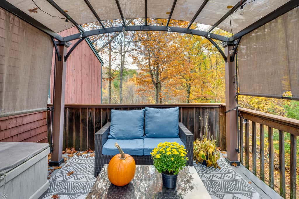 White Mountains Home w/ Hot Tub - Walk to Town!