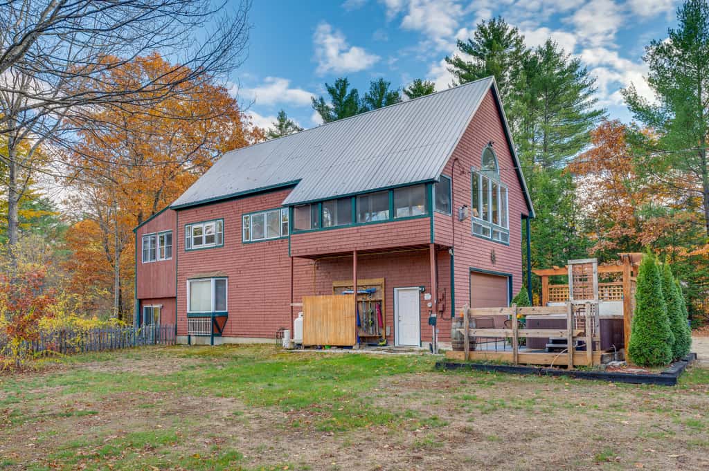 White Mountains Home w/ Hot Tub - Walk to Town!