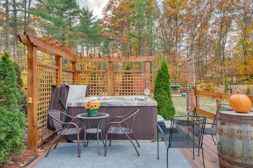 White Mountains Home w/ Hot Tub - Walk to Town!
