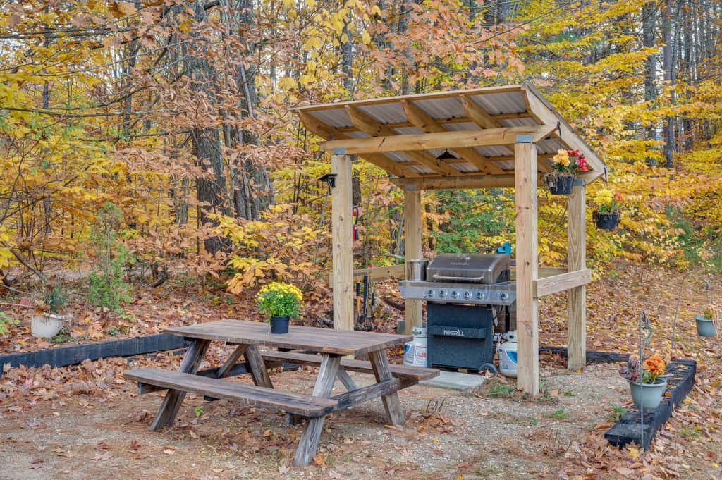 White Mountains Home w/ Hot Tub - Walk to Town!