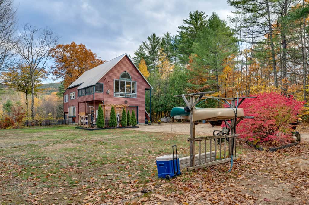 White Mountains Home w/ Hot Tub - Walk to Town!