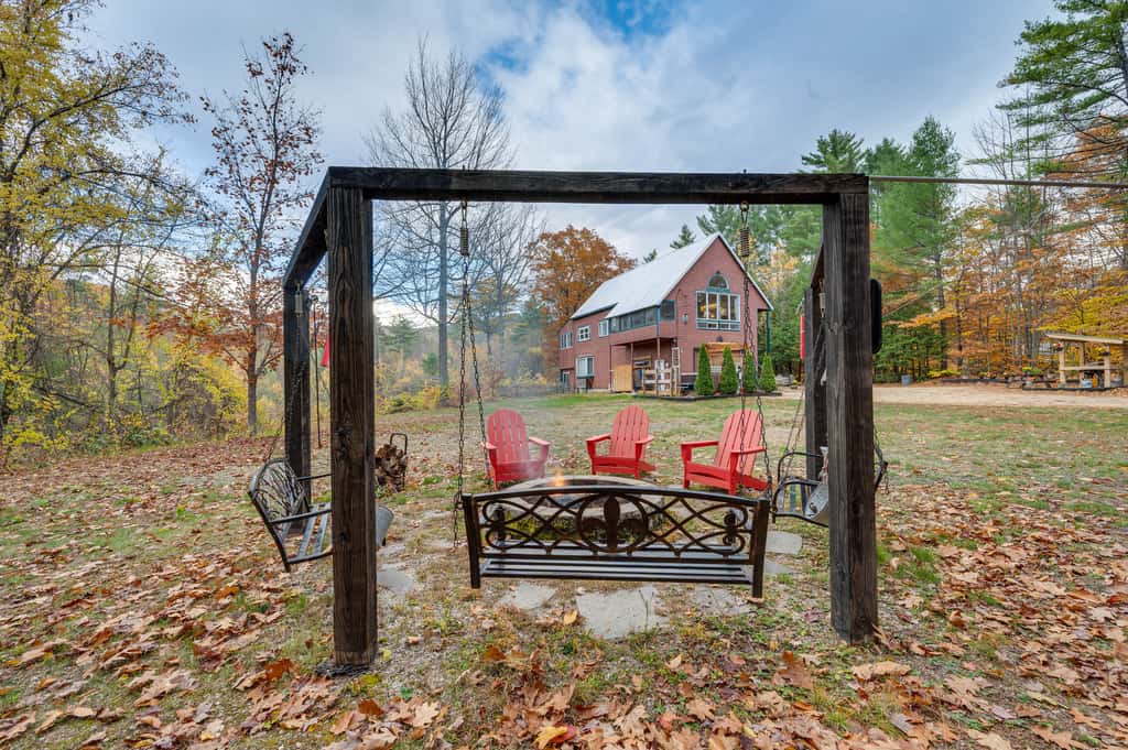 White Mountains Home w/ Hot Tub - Walk to Town!