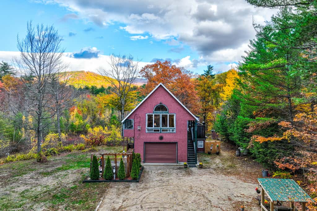 White Mountains Home w/ Hot Tub - Walk to Town!