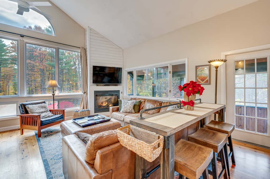 White Mountains Home w/ Hot Tub - Walk to Town!