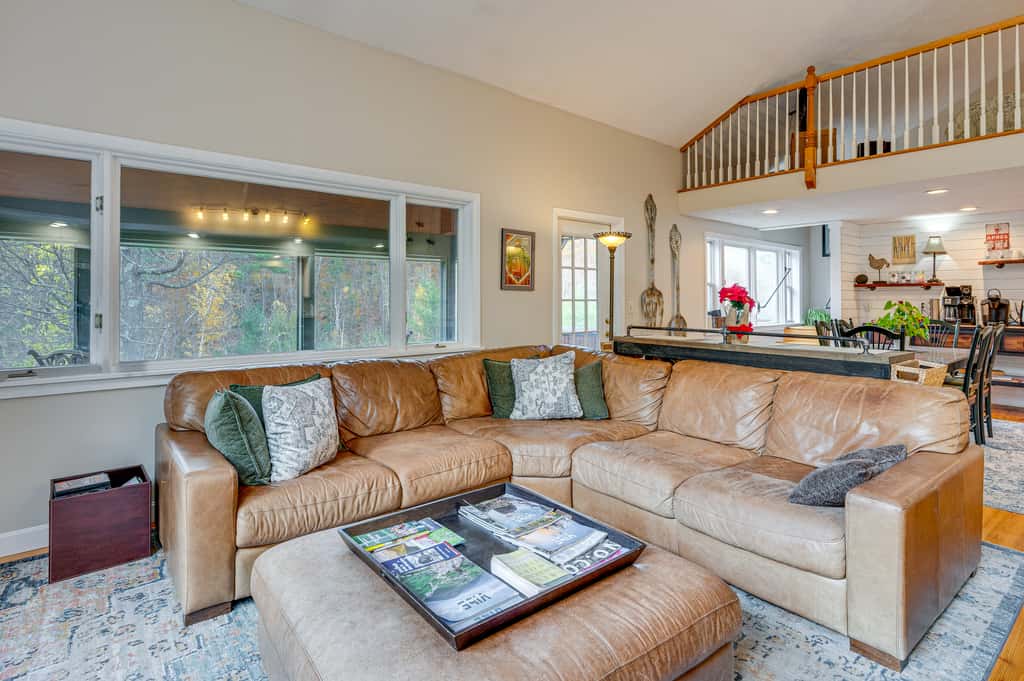 White Mountains Home w/ Hot Tub - Walk to Town!
