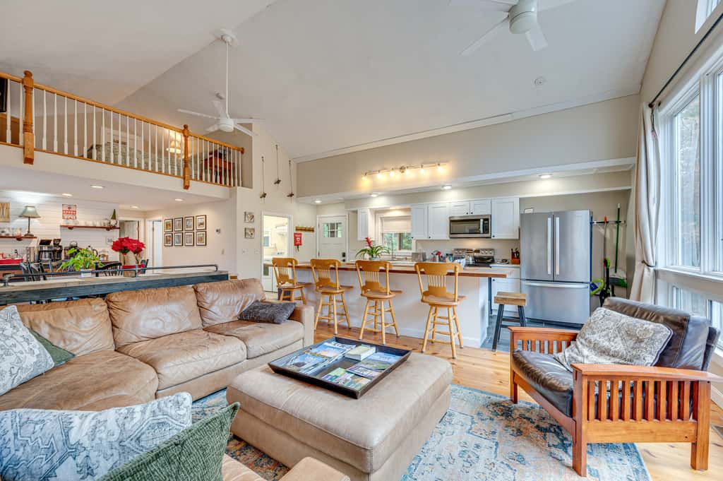 White Mountains Home w/ Hot Tub - Walk to Town!