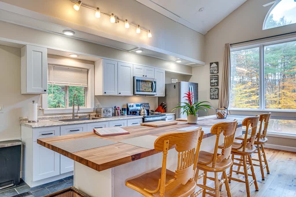 White Mountains Home w/ Hot Tub - Walk to Town!