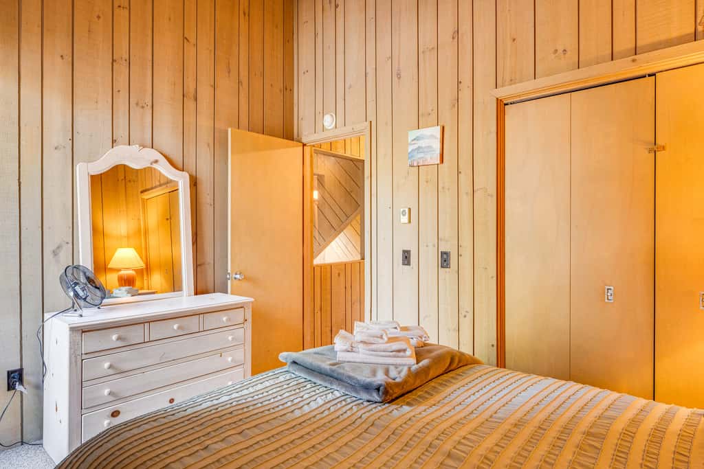 0.5 Mi to Dtwn & Trails: Conway Condo w/ Hot Tub!