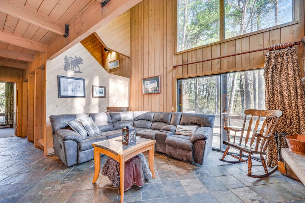 0.5 Mi to Dtwn & Trails: Conway Condo w/ Hot Tub!