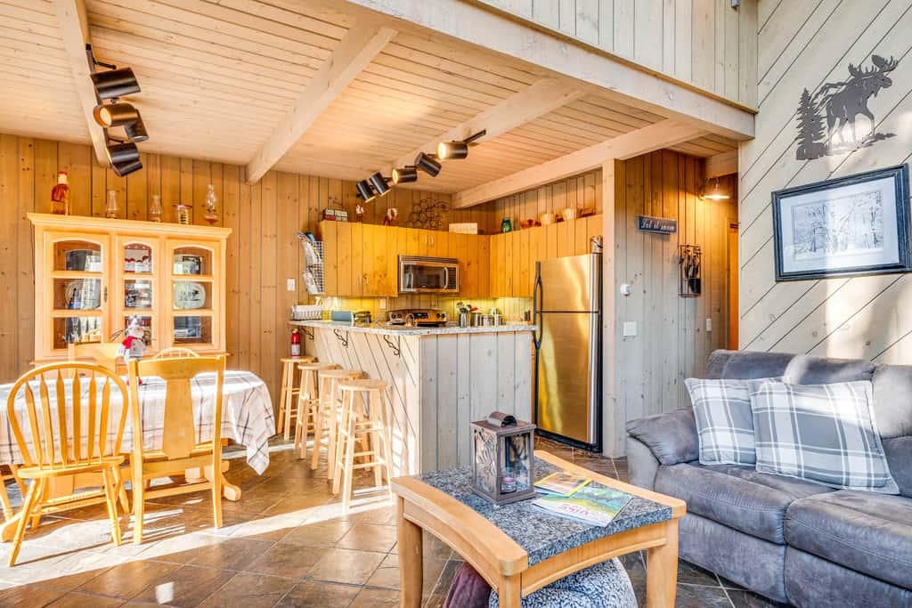 0.5 Mi to Dtwn & Trails: Conway Condo w/ Hot Tub!