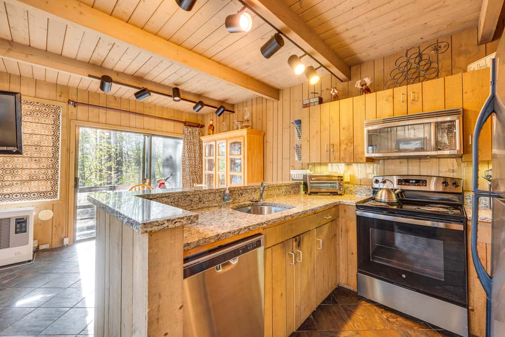 0.5 Mi to Dtwn & Trails: Conway Condo w/ Hot Tub!