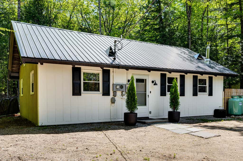 2 Mi to Conway: Cozy Cabin w/ Grill & Yard!