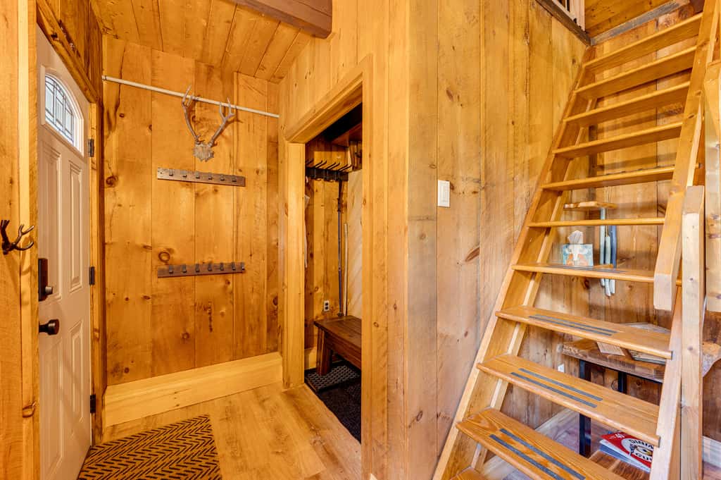 2 Mi to Conway: Cozy Cabin w/ Grill & Yard!