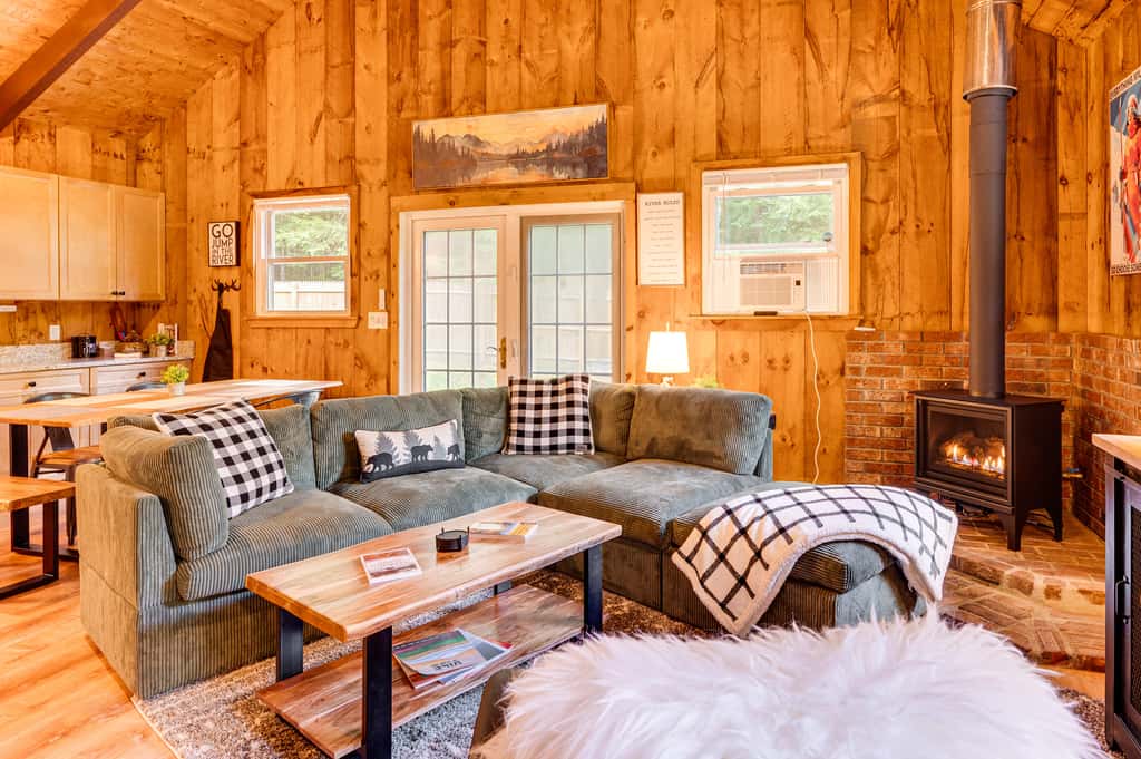 2 Mi to Conway: Cozy Cabin w/ Grill & Yard!