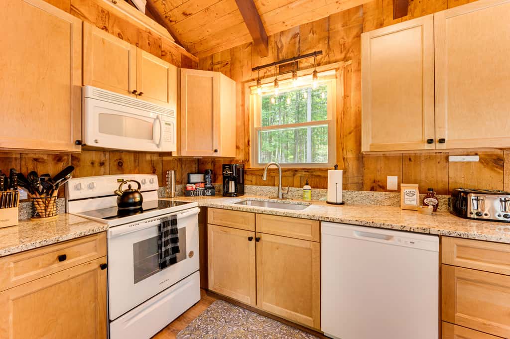 2 Mi to Conway: Cozy Cabin w/ Grill & Yard!