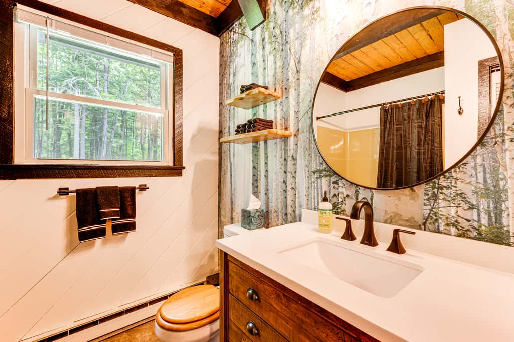 2 Mi to Conway: Cozy Cabin w/ Grill & Yard!