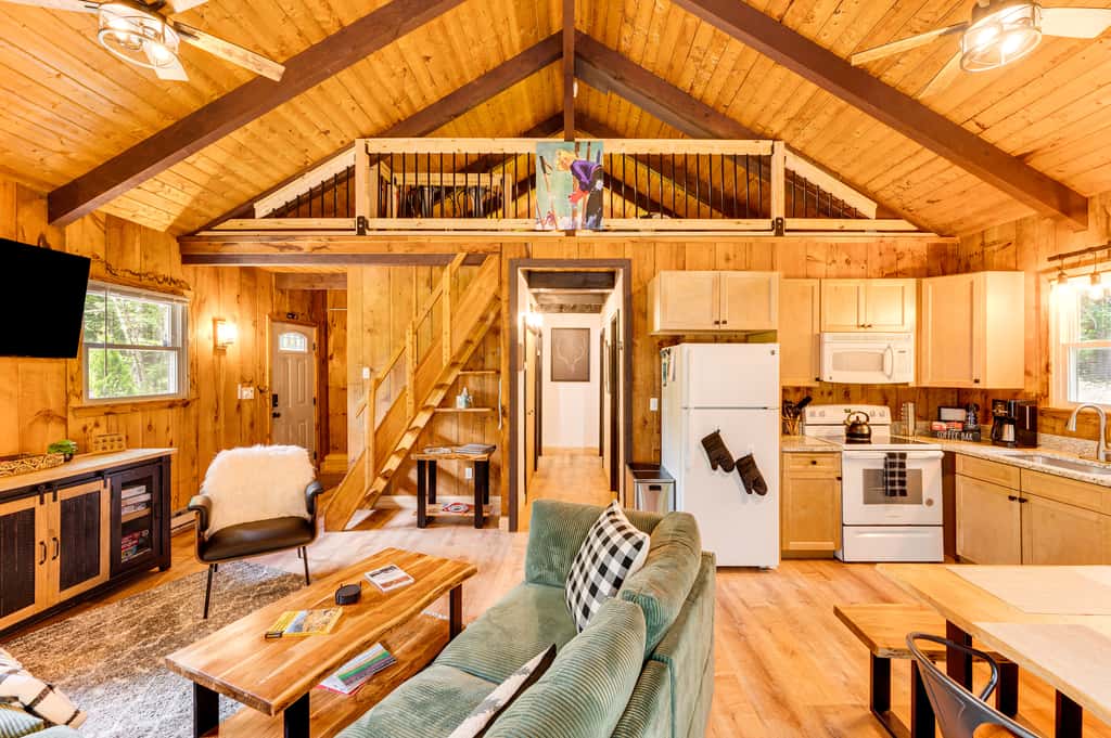2 Mi to Conway: Cozy Cabin w/ Grill & Yard!
