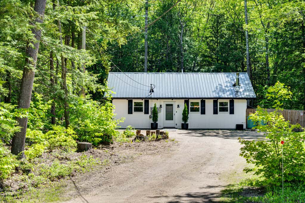 2 Mi to Conway: Cozy Cabin w/ Grill & Yard!