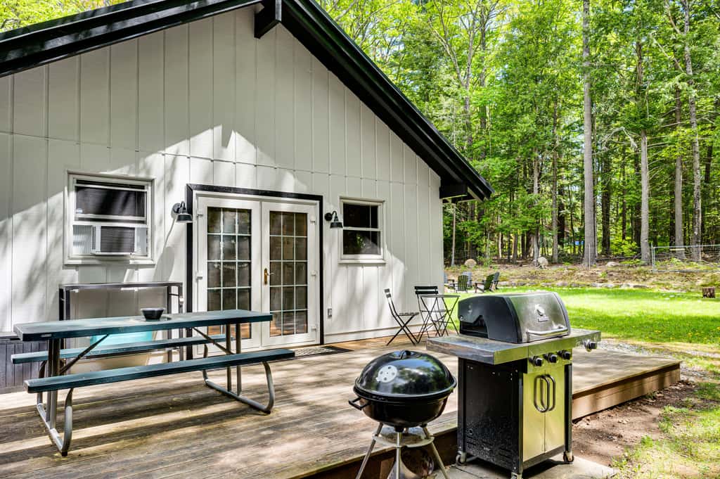 2 Mi to Conway: Cozy Cabin w/ Grill & Yard!