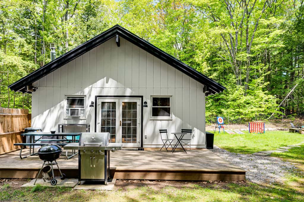 2 Mi to Conway: Cozy Cabin w/ Grill & Yard!