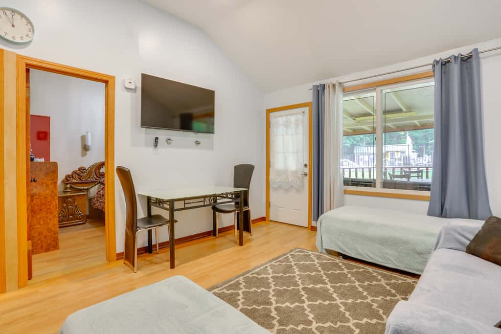 6 Mi to Bethel Woods: Cabin w/ Pool Access