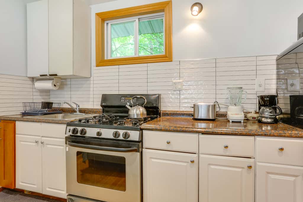 6 Mi to Bethel Woods: Cabin w/ Pool Access