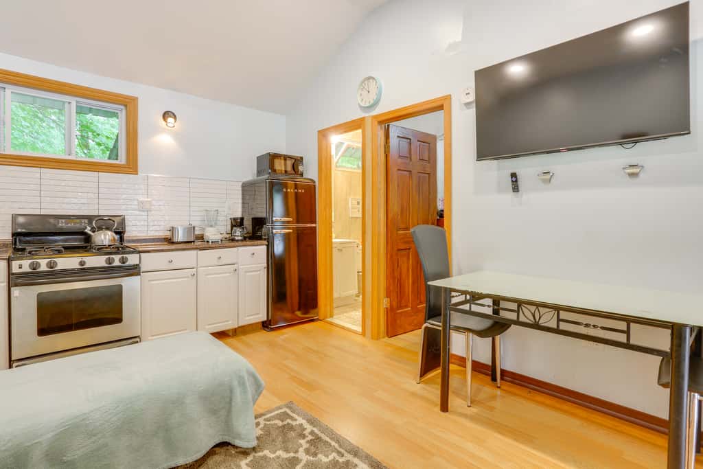 6 Mi to Bethel Woods: Cabin w/ Pool Access
