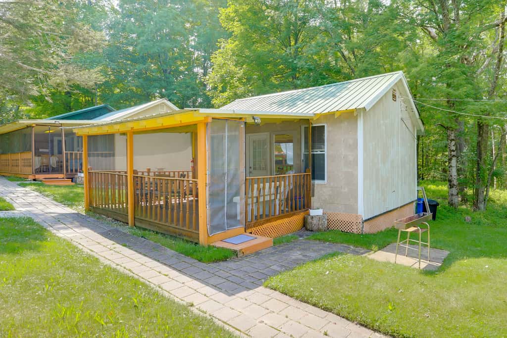 6 Mi to Bethel Woods: Cabin w/ Pool Access