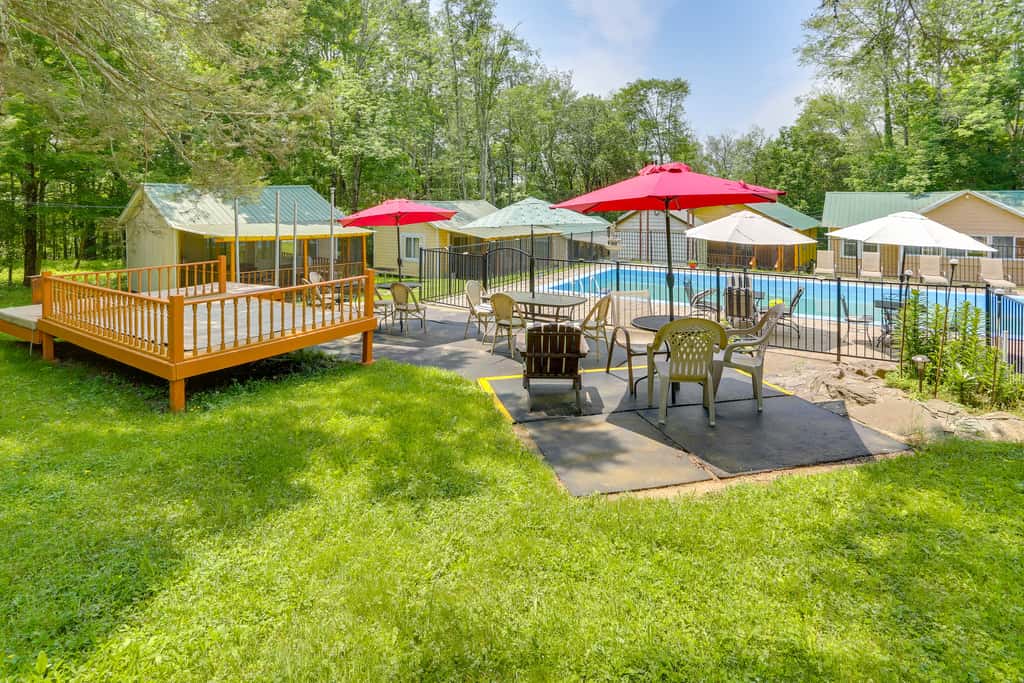 6 Mi to Bethel Woods: Cabin w/ Pool Access