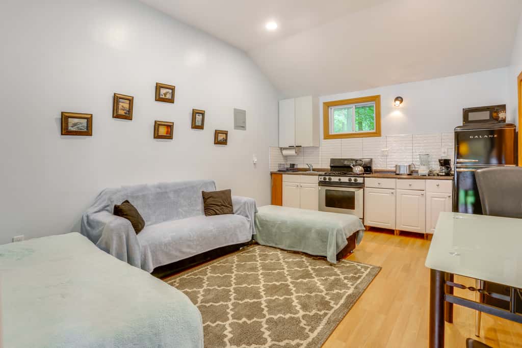 6 Mi to Bethel Woods: Cabin w/ Pool Access