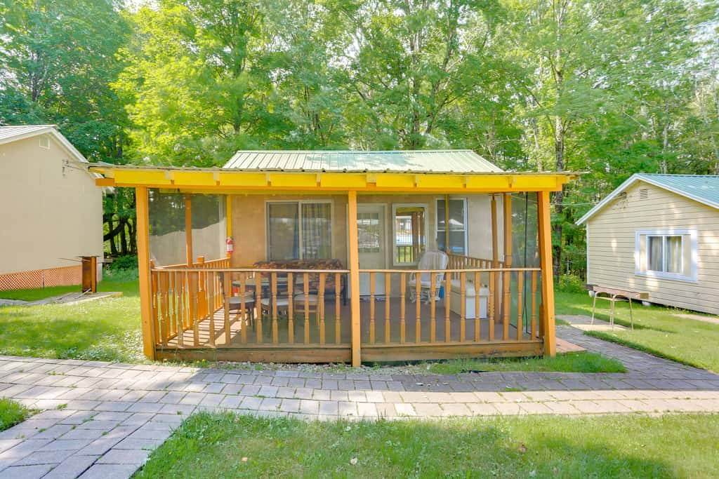 6 Mi to Bethel Woods: Cabin w/ Pool Access