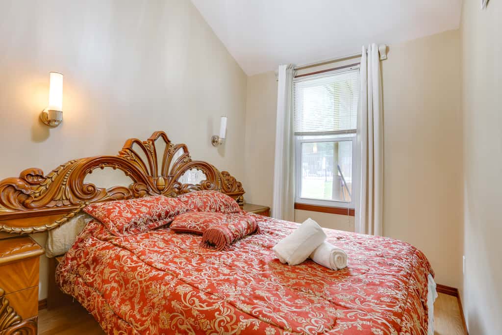6 Mi to Bethel Woods: Cabin w/ Pool Access