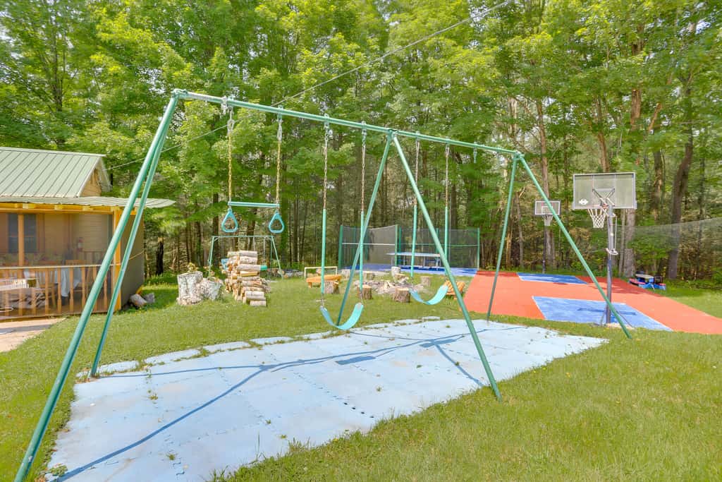 Screened Porch + Fire Pit: Cabin Near Bethel Woods