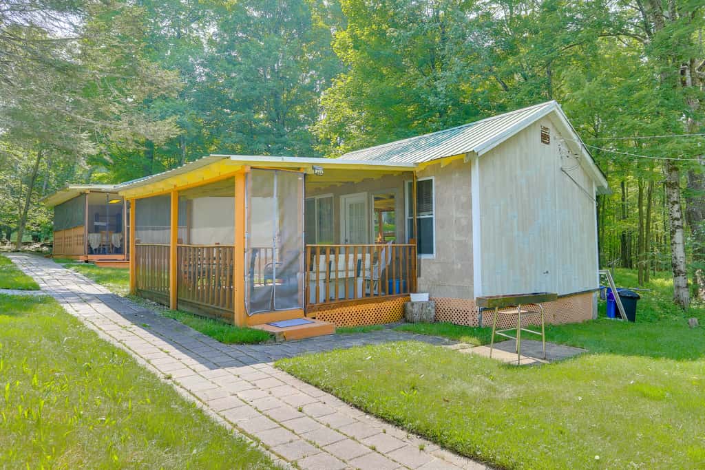 Screened Porch + Fire Pit: Cabin Near Bethel Woods