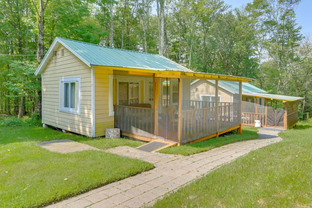 Screened Porch + Fire Pit: Cabin Near Bethel Woods