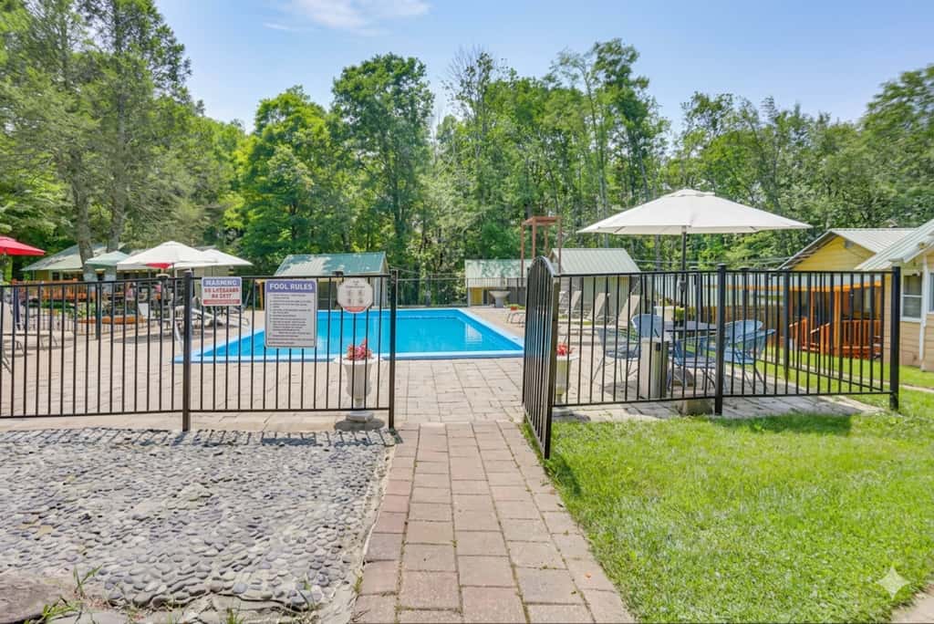 Screened Porch + Fire Pit: Cabin Near Bethel Woods