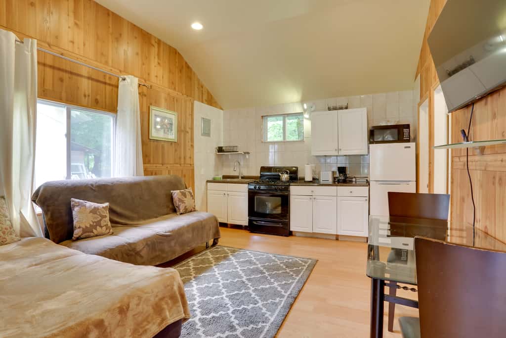 Screened Porch + Fire Pit: Cabin Near Bethel Woods
