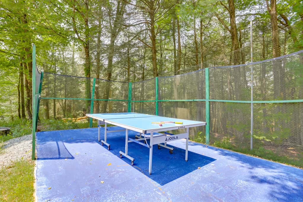Screened Porch + Fire Pit: Cabin Near Bethel Woods