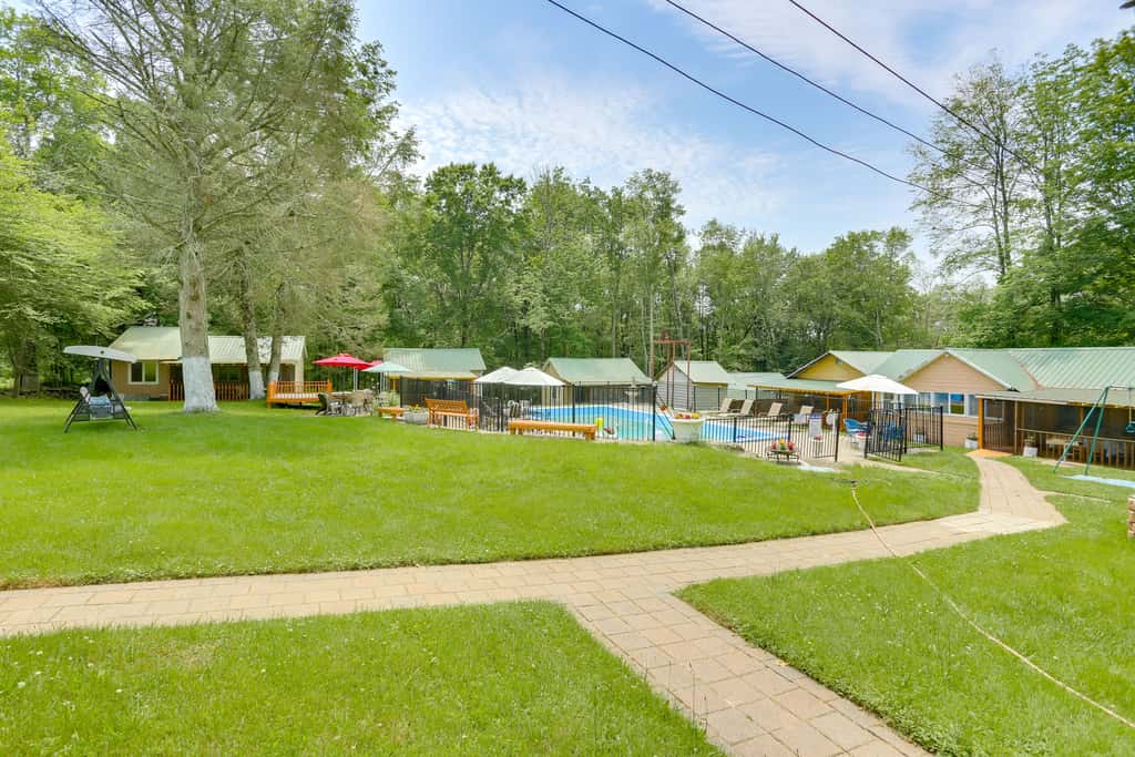 Screened Porch + Fire Pit: Cabin Near Bethel Woods