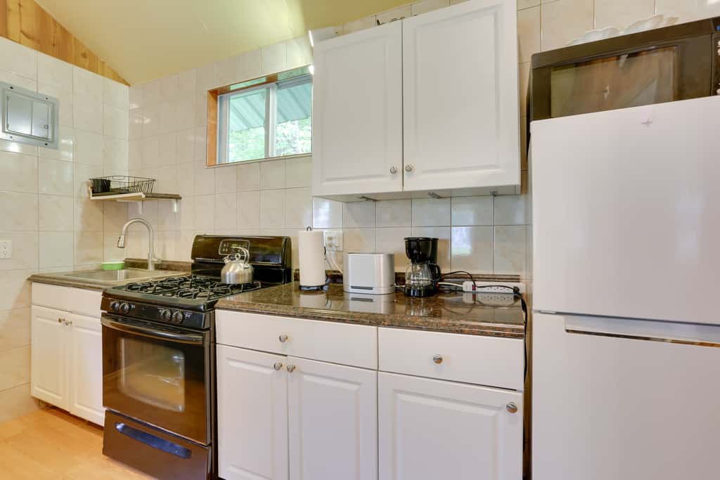 Screened Porch + Fire Pit: Cabin Near Bethel Woods